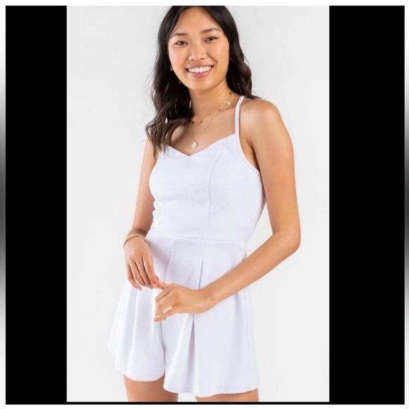 NWT Francesca’s white romper Size M Romper has crochet back & adjustable straps. - Picture 2 of 15